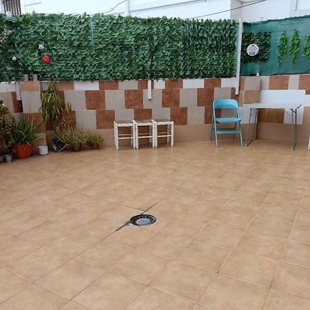 8 Mins Walk To Train Station Low Cost Youth Hostel Севілья Екстер'єр фото