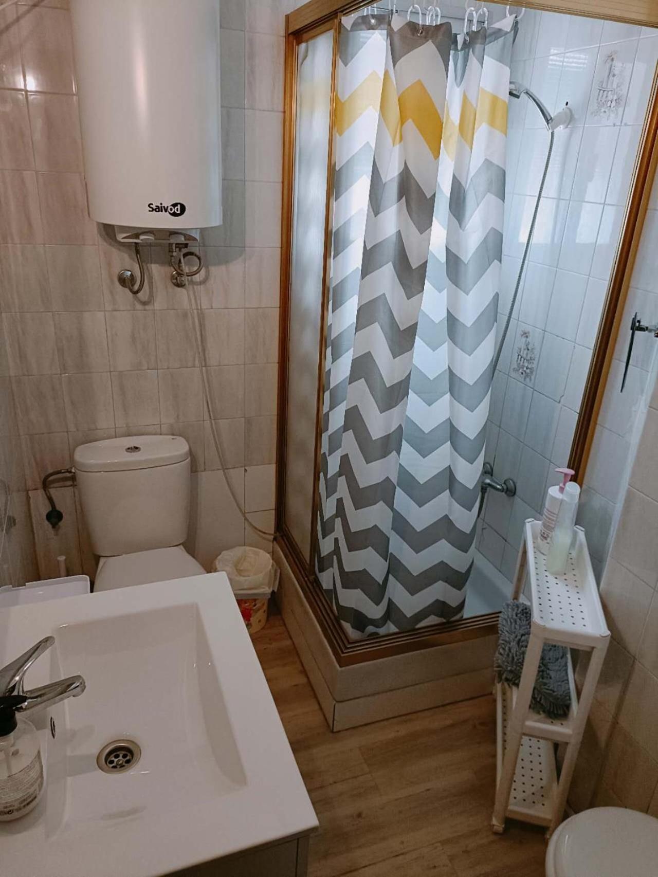 8 Mins Walk To Train Station Low Cost Youth Hostel Севілья Екстер'єр фото
