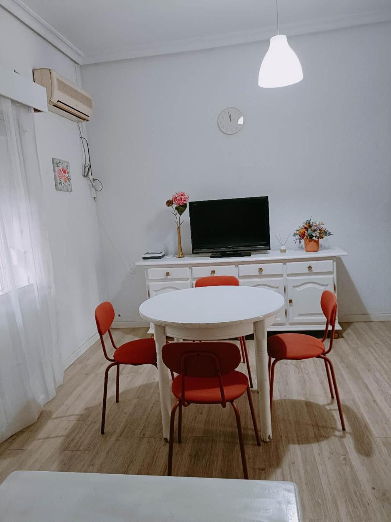 8 Mins Walk To Train Station Low Cost Youth Hostel Севілья Екстер'єр фото