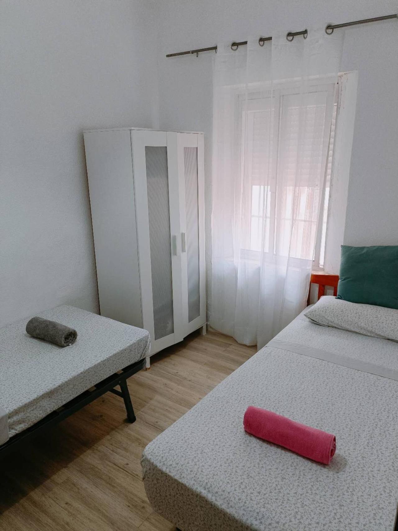 8 Mins Walk To Train Station Low Cost Youth Hostel Севілья Екстер'єр фото