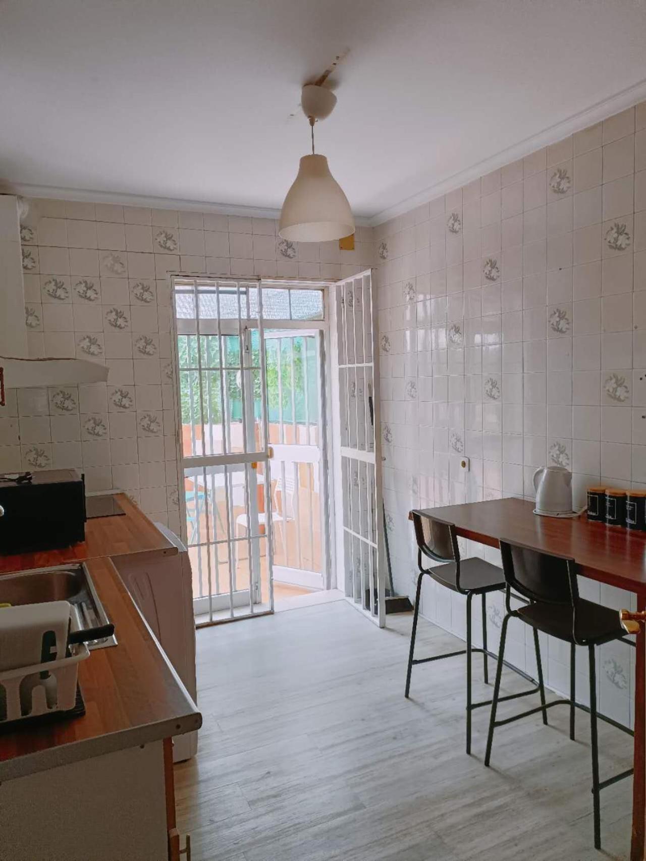 8 Mins Walk To Train Station Low Cost Youth Hostel Севілья Екстер'єр фото