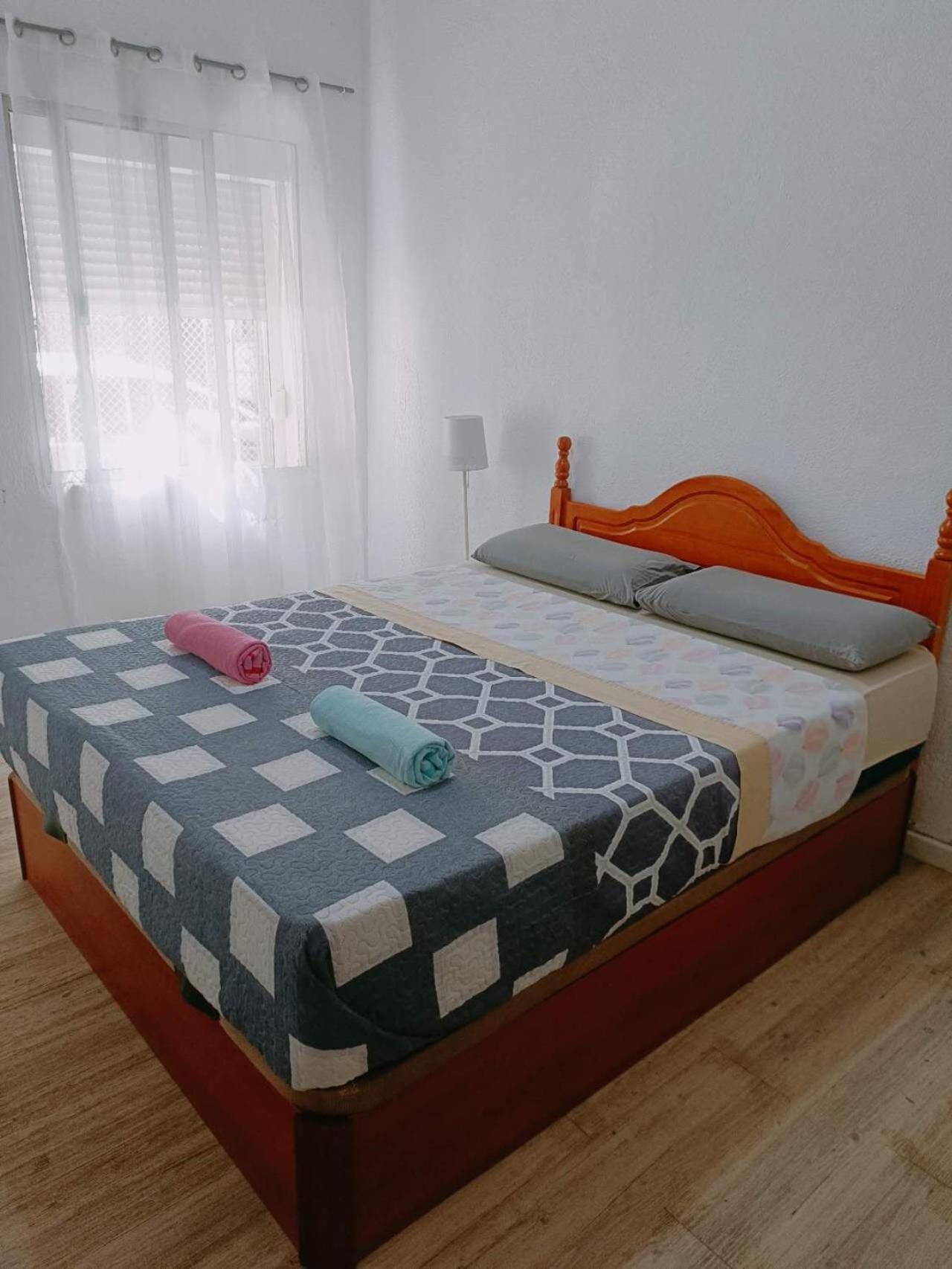 8 Mins Walk To Train Station Low Cost Youth Hostel Севілья Екстер'єр фото